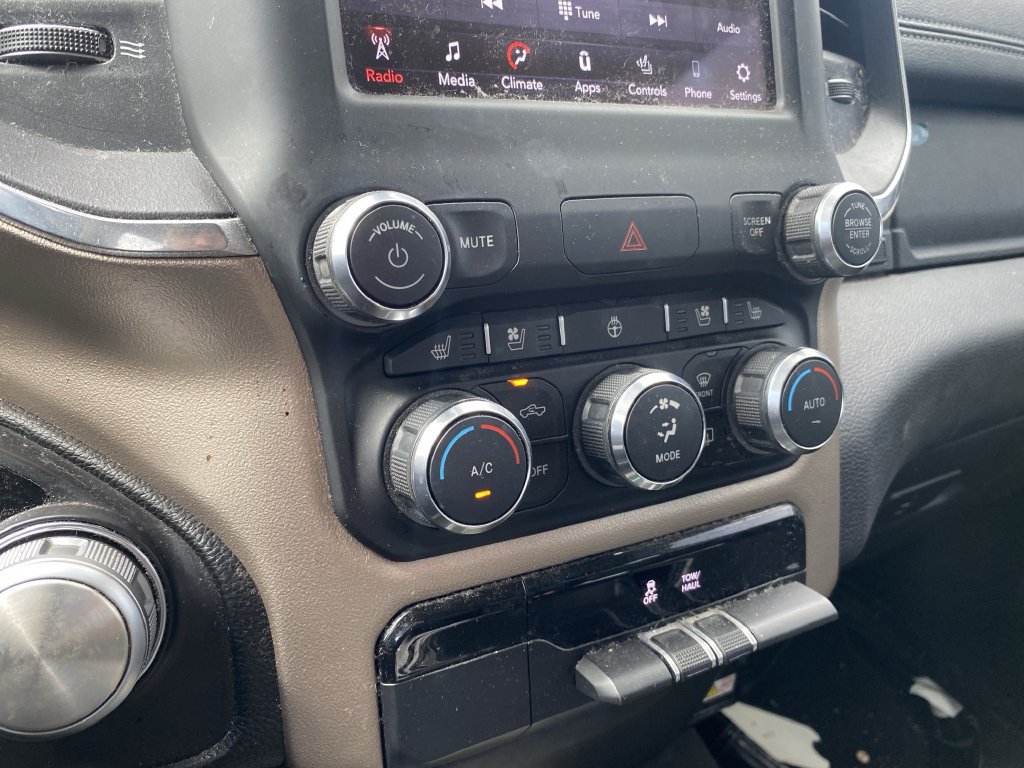 Used 2019 RAM 1500 Laramie AWD/4WD image 3