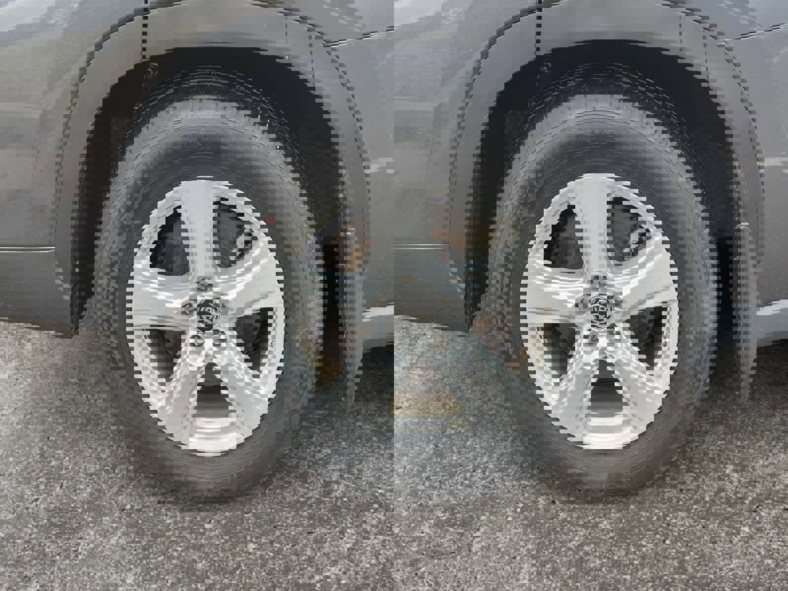 Used 2024 Toyota Highlander XLE image 12