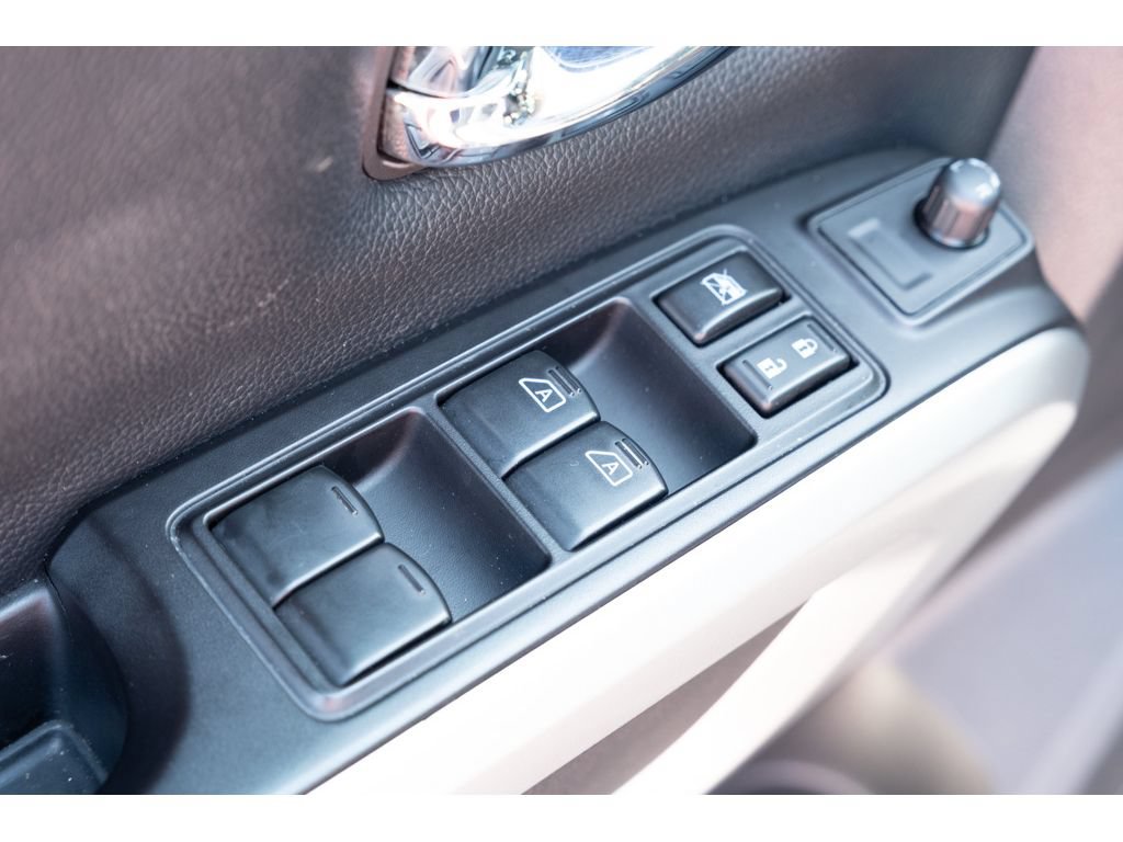 Used 2019 Nissan Titan SV w/ SV Convenience Package AWD/4WD image 14