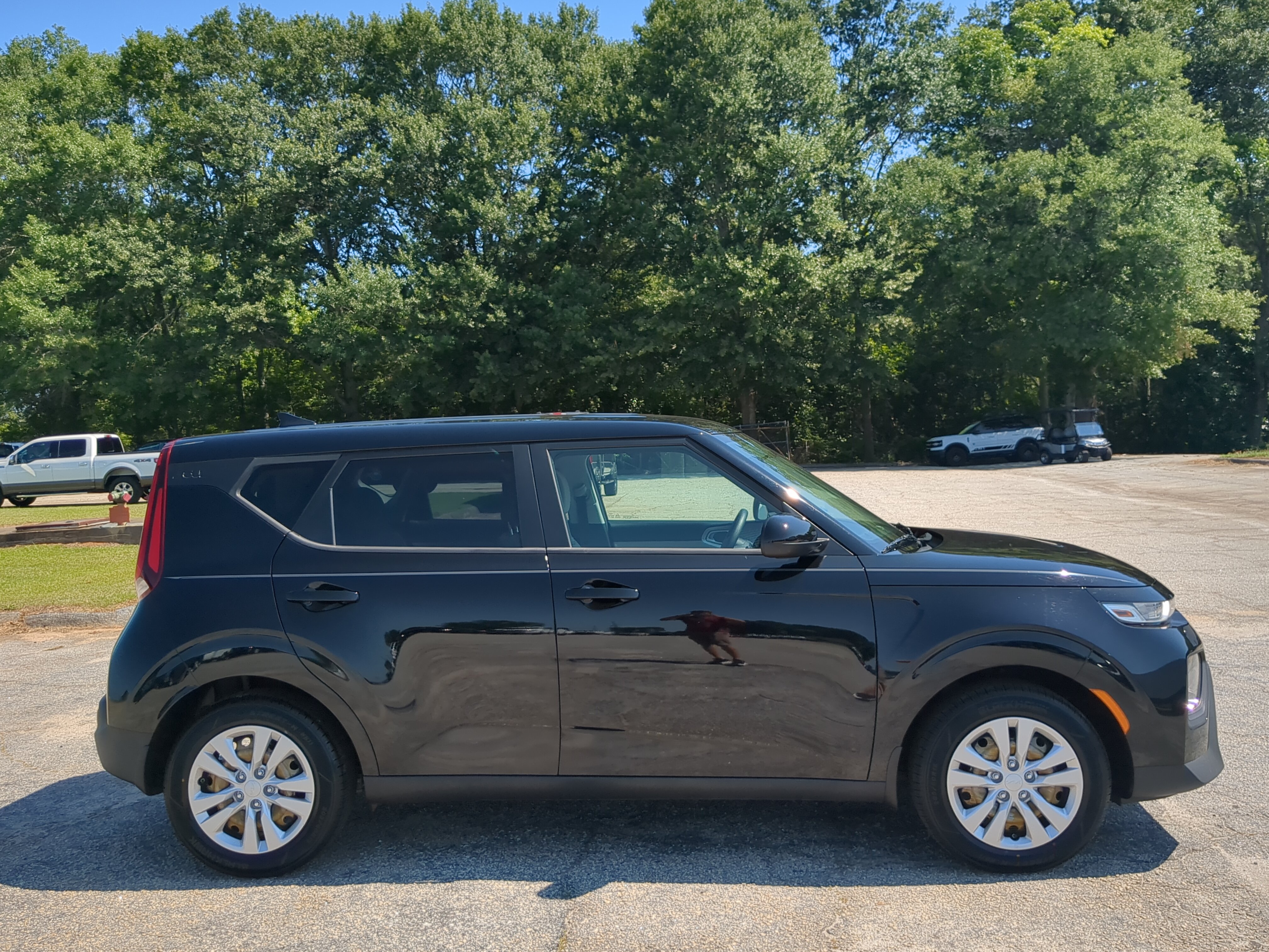 Used 2022 Kia Soul LX FWD image 2