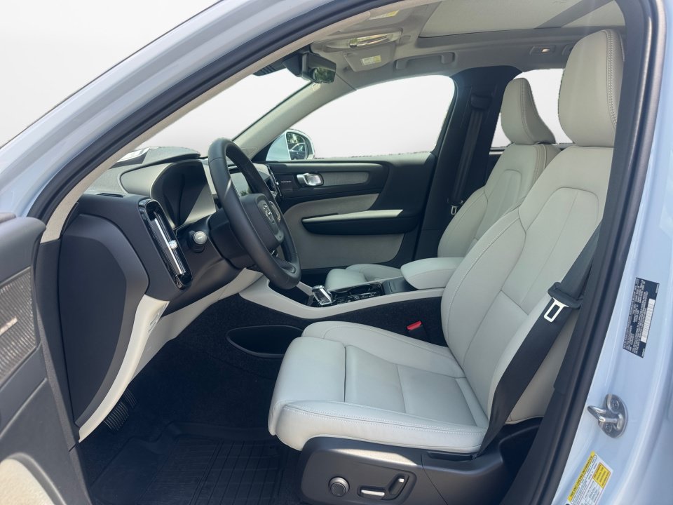 Certified 2025 Volvo XC40 B5 Ultra AWD/4WD image 9