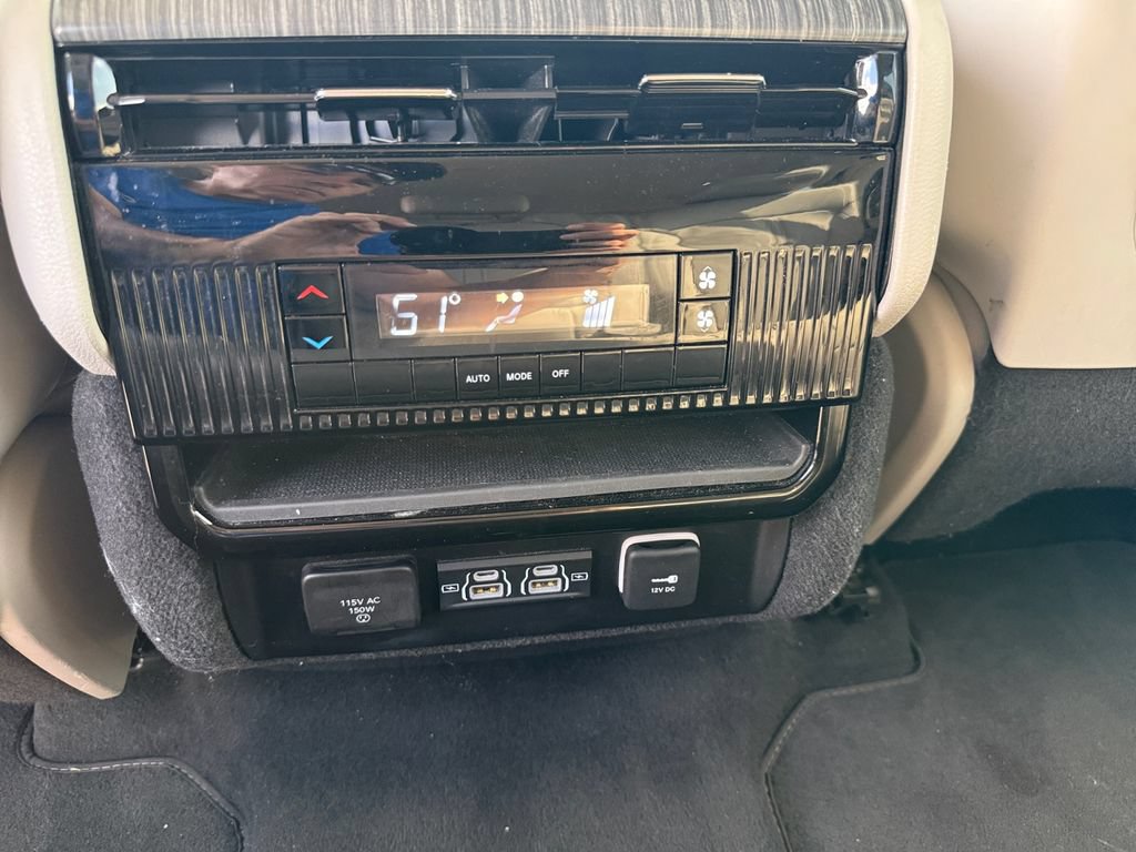 Used 2024 Jeep Wagoneer L Series II w/ Flexible Seating Group AWD/4WD image 35
