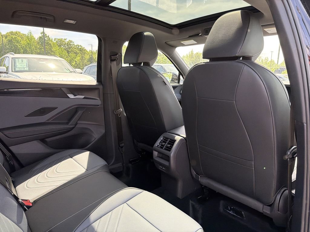 New 2026 Volkswagen Tiguan SE R-Line FWD image 17