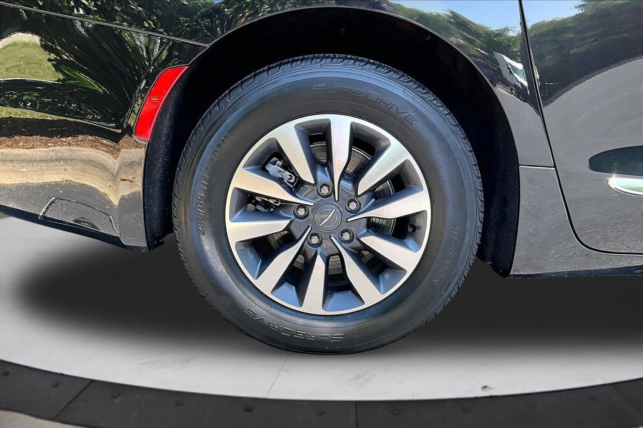 Used 2023 Chrysler Pacifica Limited FWD image 37