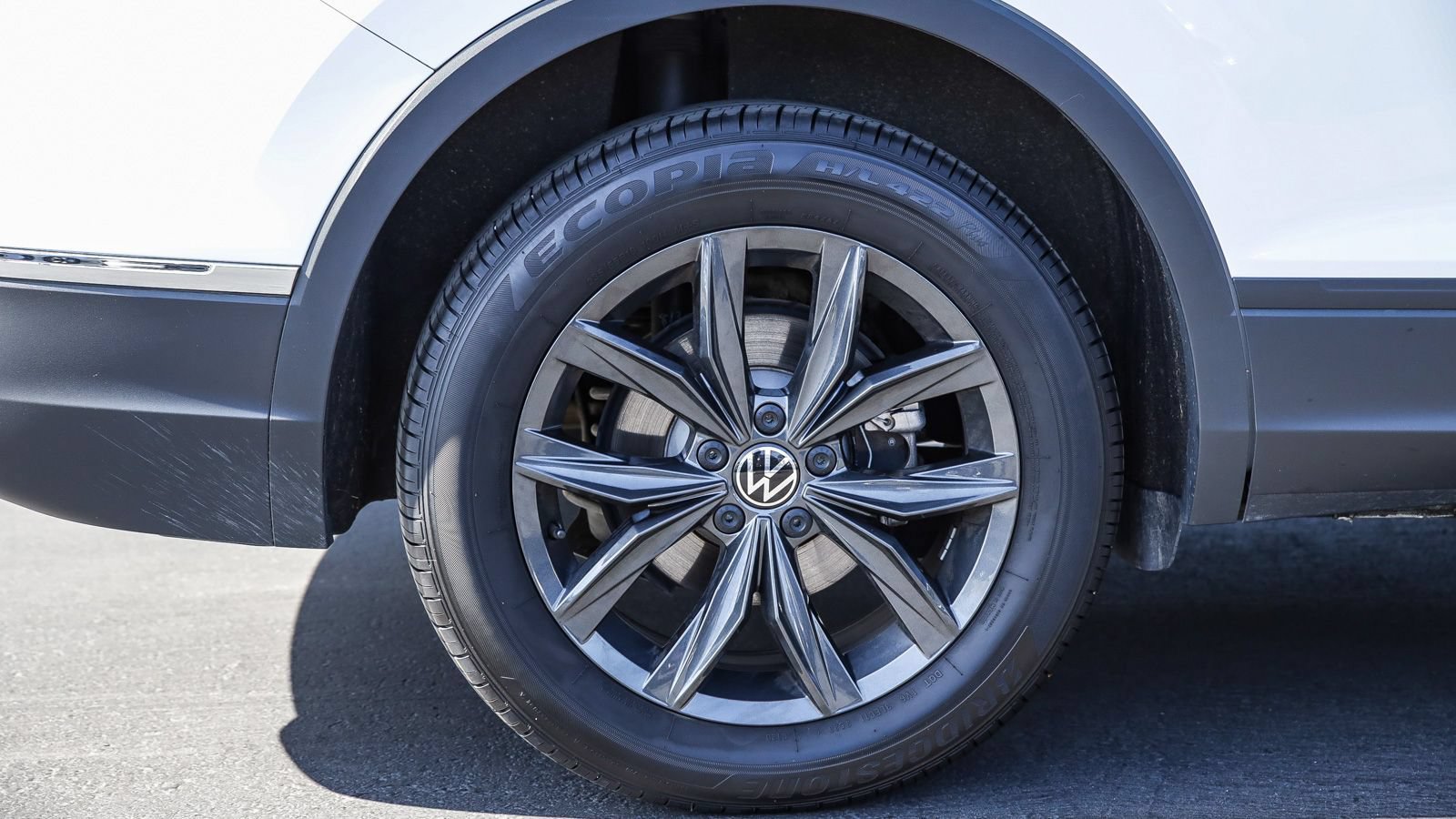 Used 2024 Volkswagen Tiguan SE AWD/4WD image 9