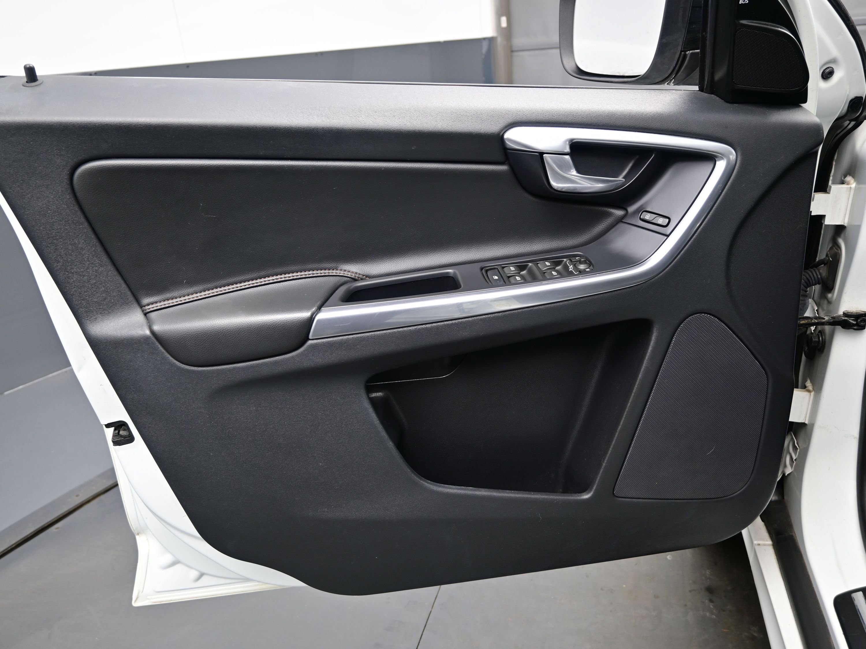 Used 2017 Volvo XC60 T5 Dynamic w/ Preferred Option Package image 9