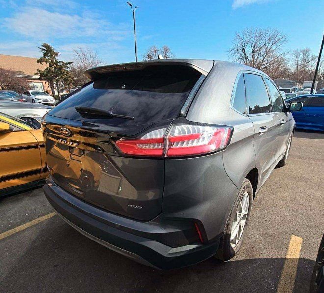 Used 2021 Ford Edge SEL w/ Convenience Package image 3