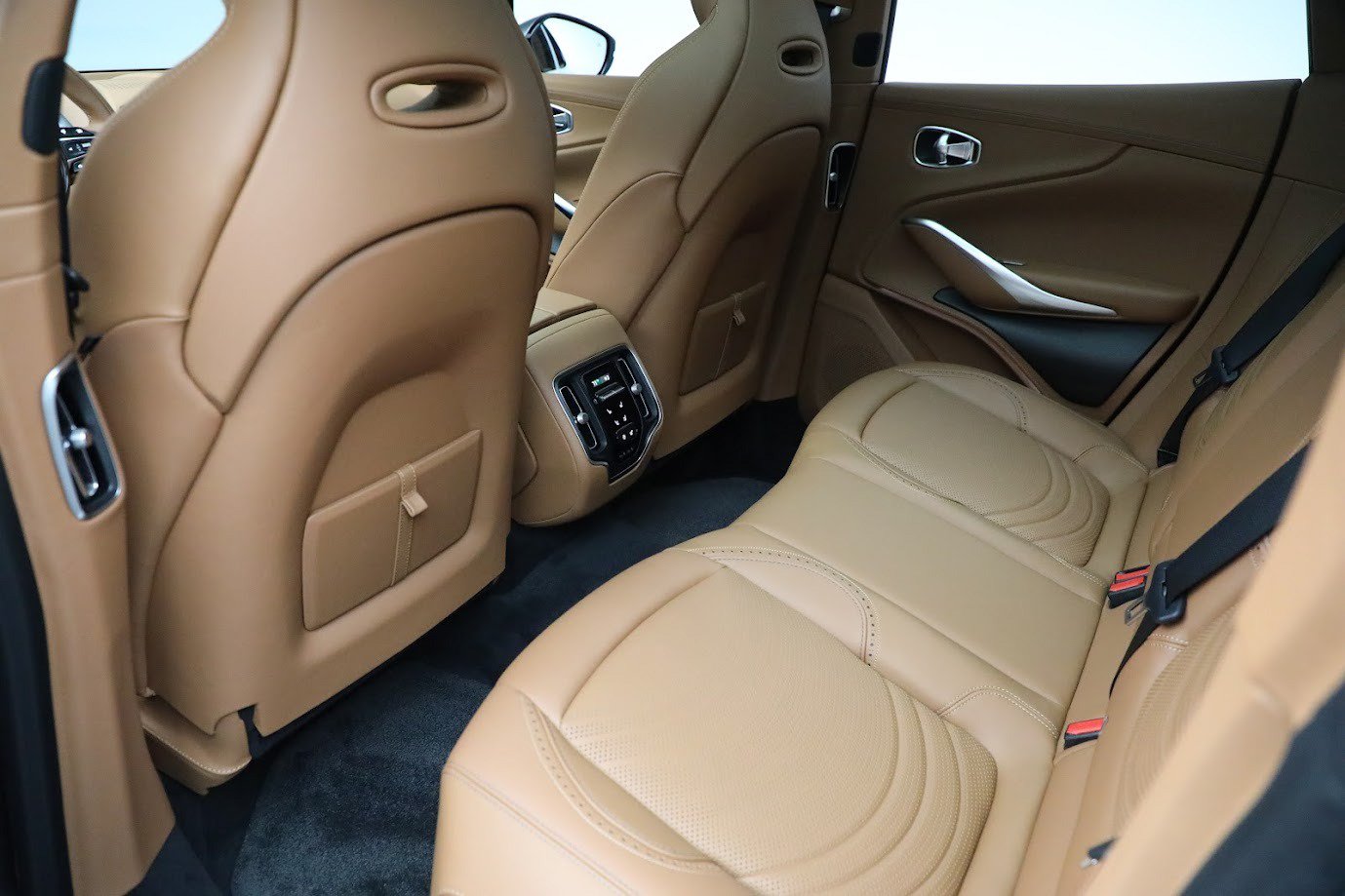 Used 2024 Aston Martin DBX AWD/4WD image 19