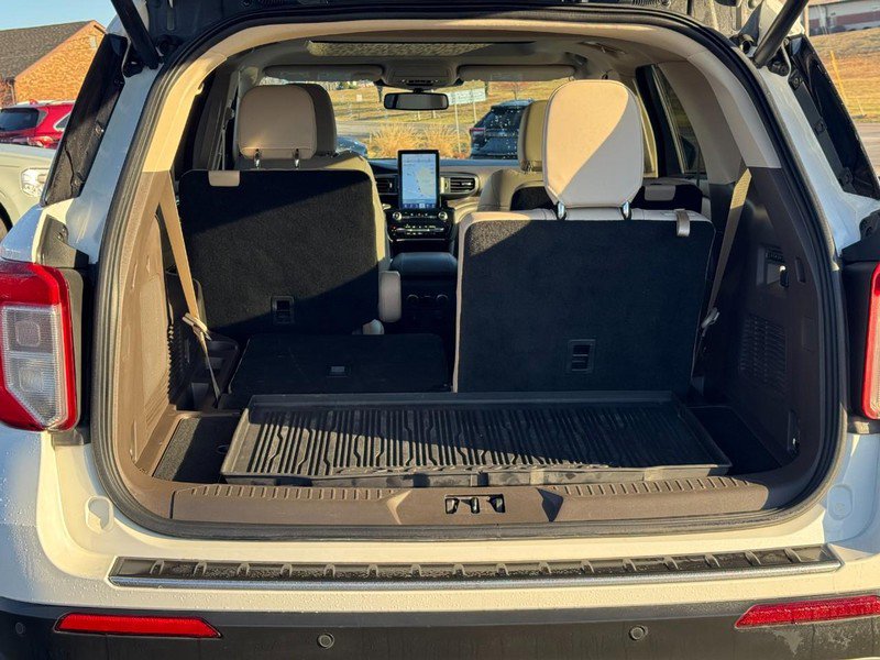 Used 2023 Ford Explorer Platinum w/ Technology Package AWD/4WD image 4