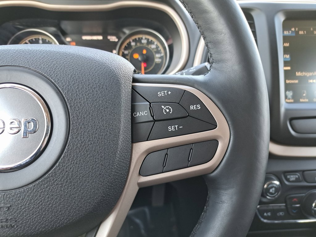 Used 2017 Jeep Cherokee Limited image 18