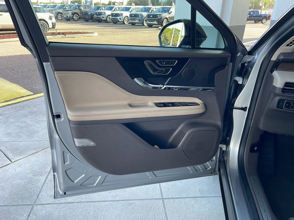 Used 2023 Lincoln Corsair Reserve w/ Equipment Group 201A image 8