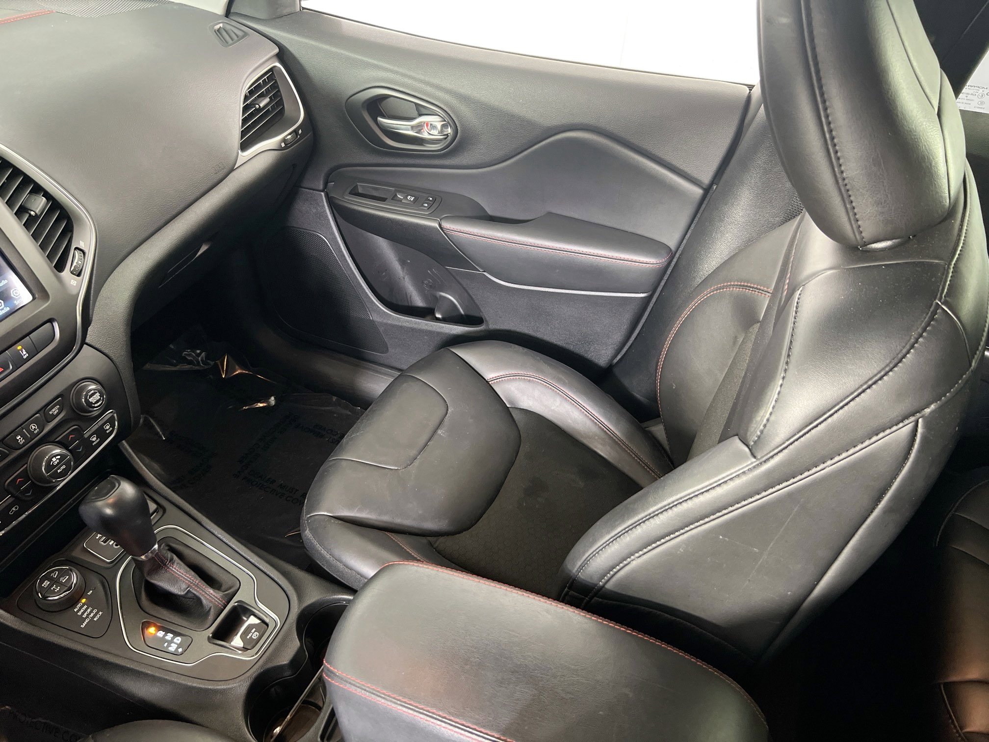 Used 2022 Jeep Cherokee Trailhawk image 22