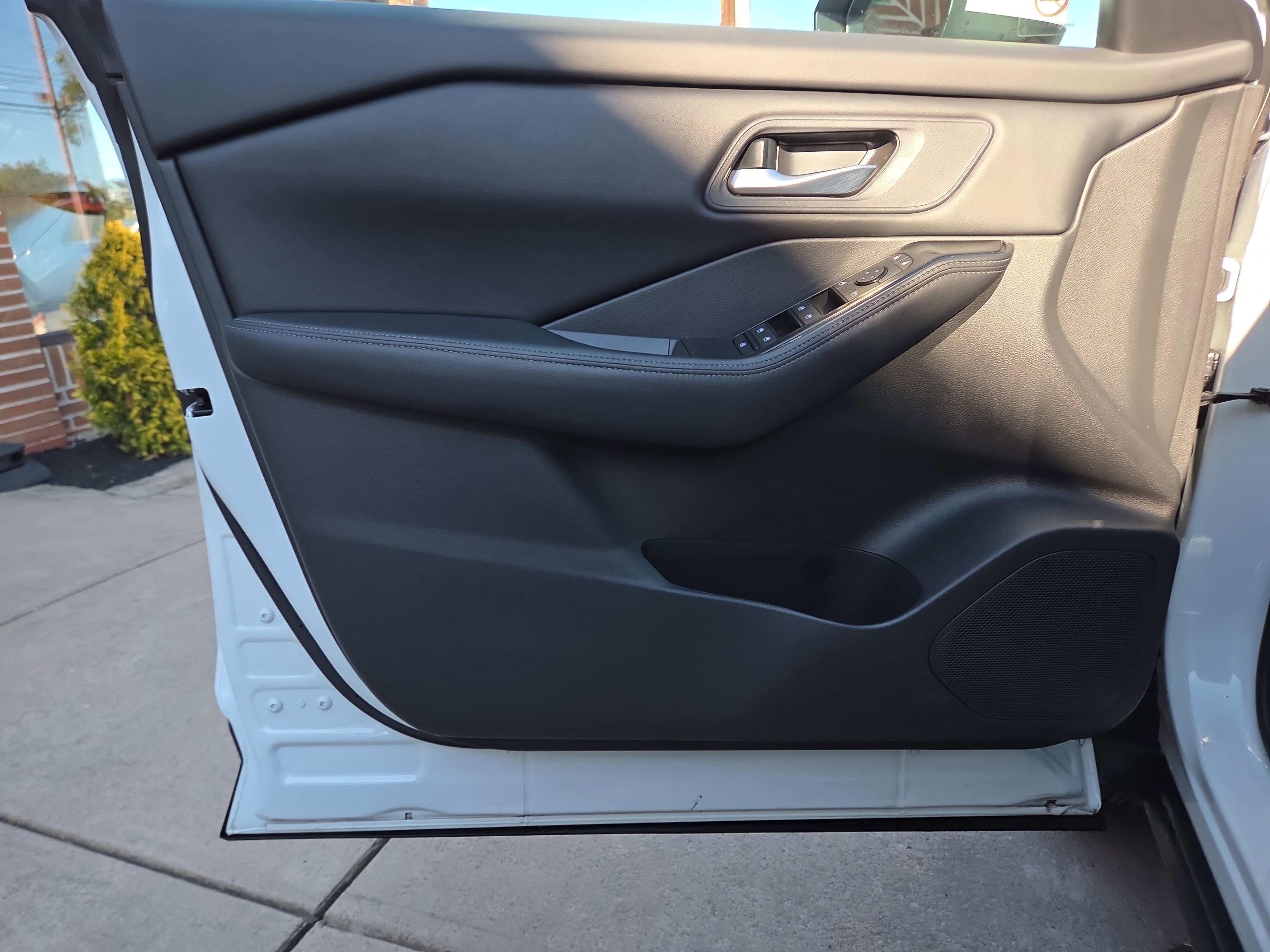 Used 2024 Nissan Rogue SV image 15