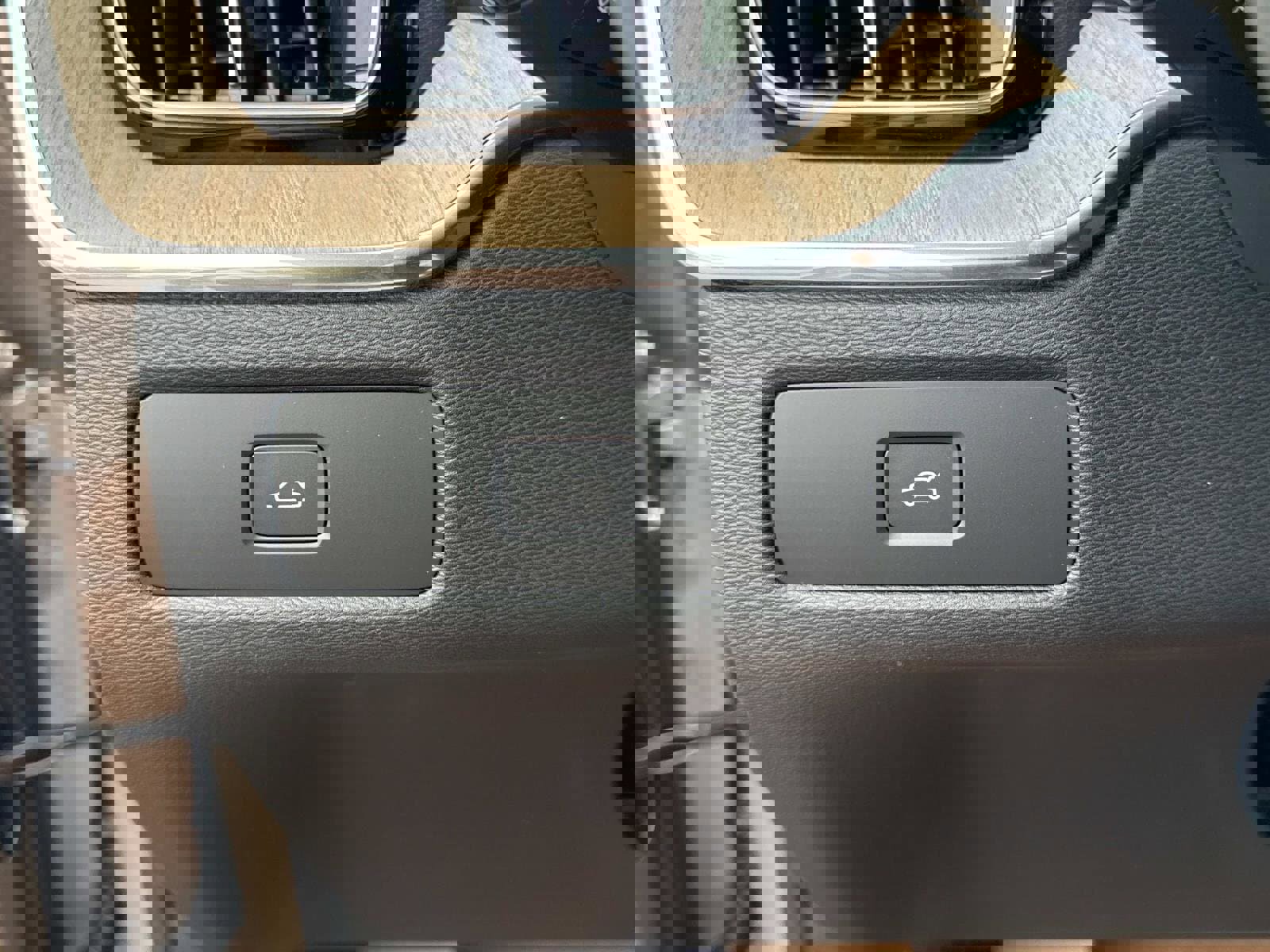 New 2026 Volvo XC60 B5 Plus w/ Climate Package image 29