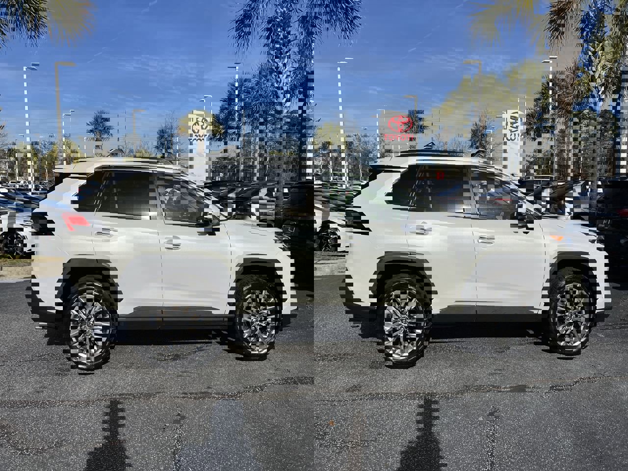 Used 2019 Toyota RAV4 Limited image 11