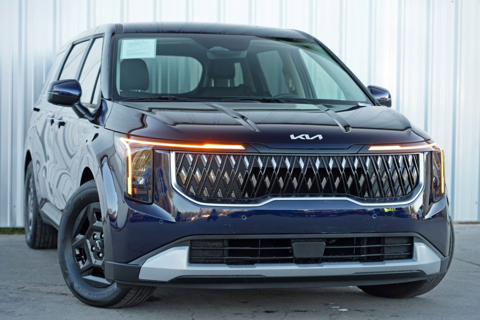 Used 2025 Kia Carnival image 4