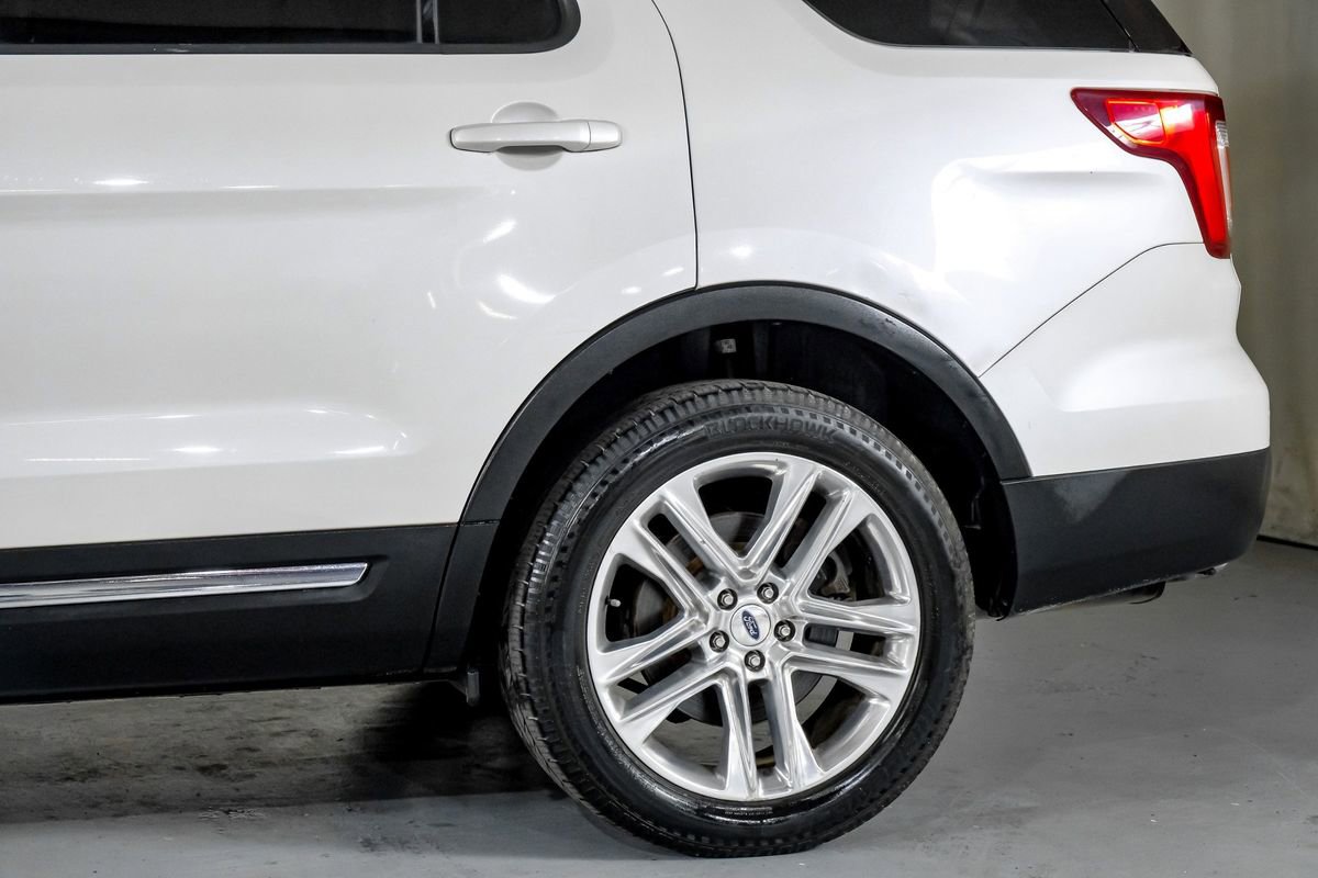 Used 2017 Ford Explorer XLT w/ Equipment Group 202A FWD image 13