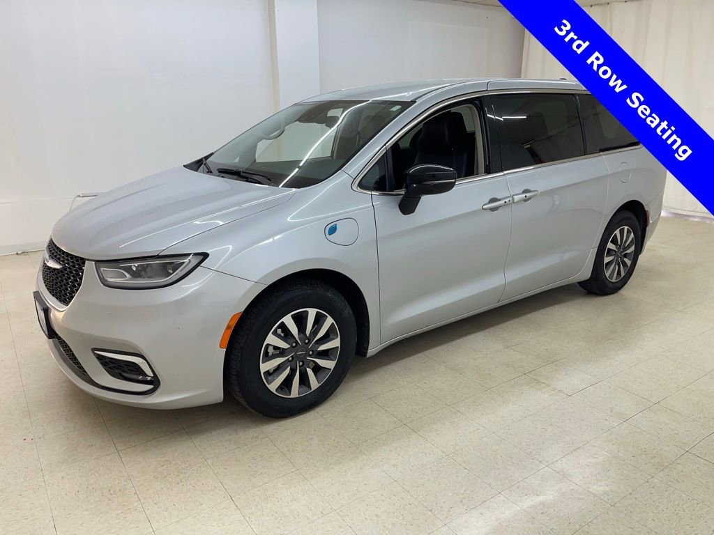 Used 2024 Chrysler Pacifica Select image 1