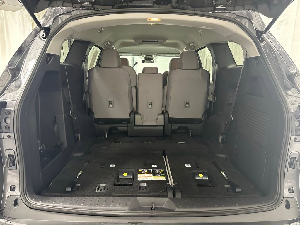 Used 2025 Toyota Sienna LE image 54