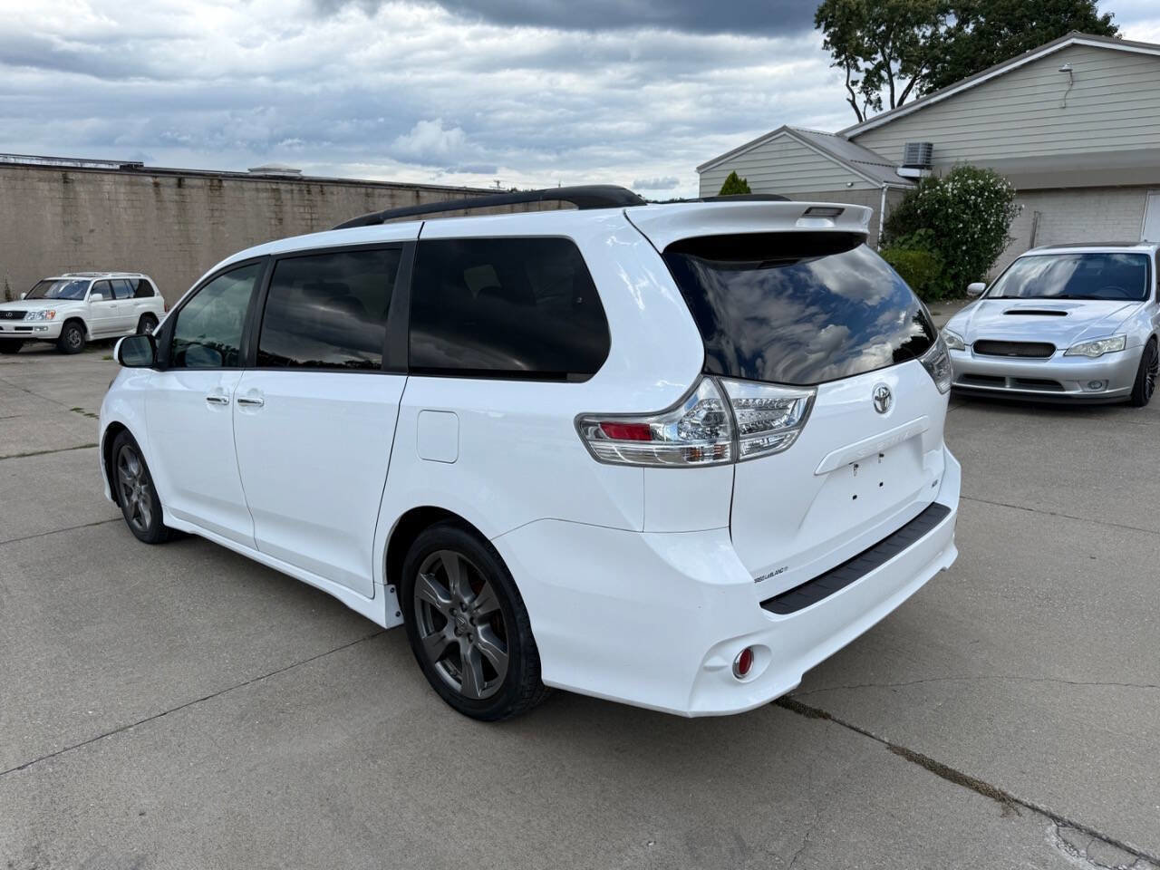 Used 2017 Toyota Sienna SE Premium image 5