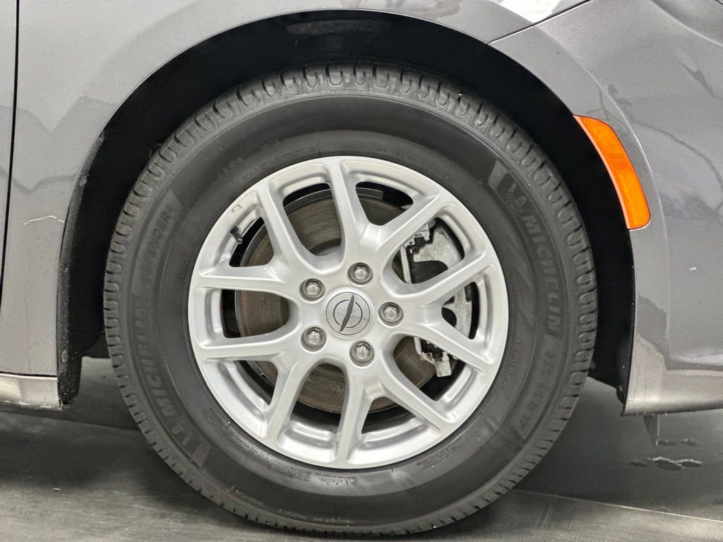 Used 2022 Chrysler Pacifica Touring-L image 30