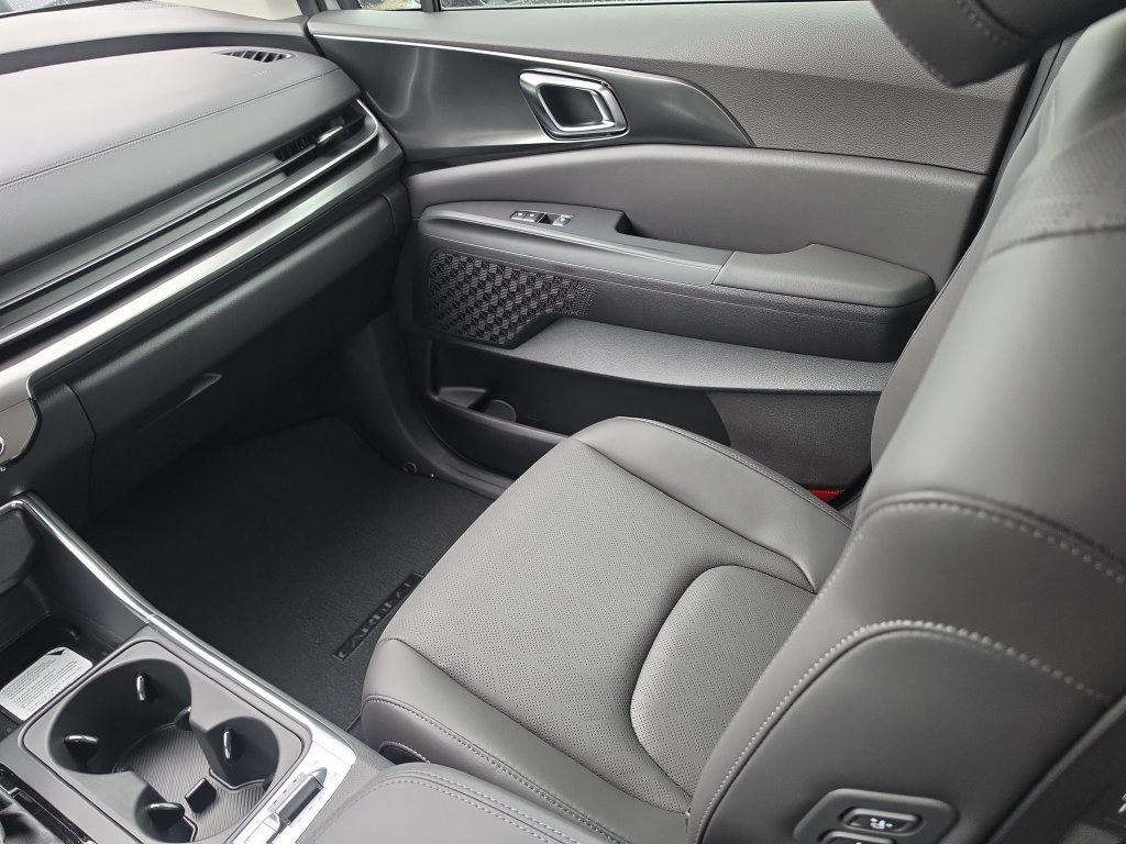New 2026 Kia Carnival SX w/ SX Dark Edition Package FWD image 16