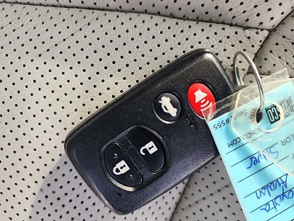 Used 2012 Toyota Avalon Limited image 29