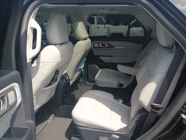 Used 2025 Ford Explorer Platinum w/ Ultimate Package AWD/4WD image 7