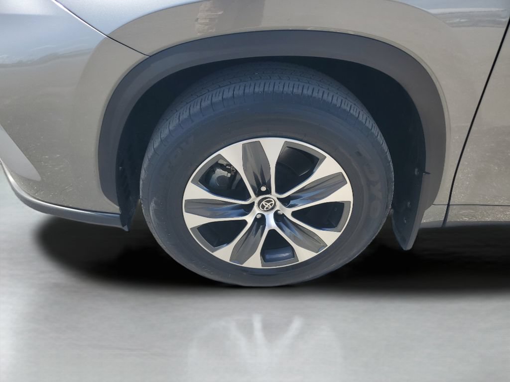 Used 2025 Toyota Highlander XLE FWD image 27