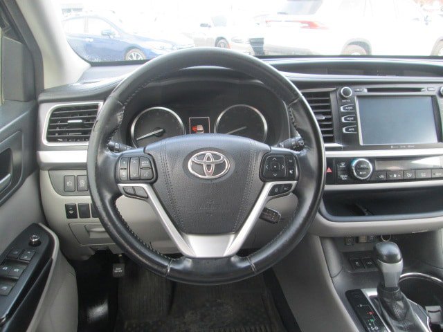 Used 2018 Toyota Highlander XLE AWD/4WD image 17