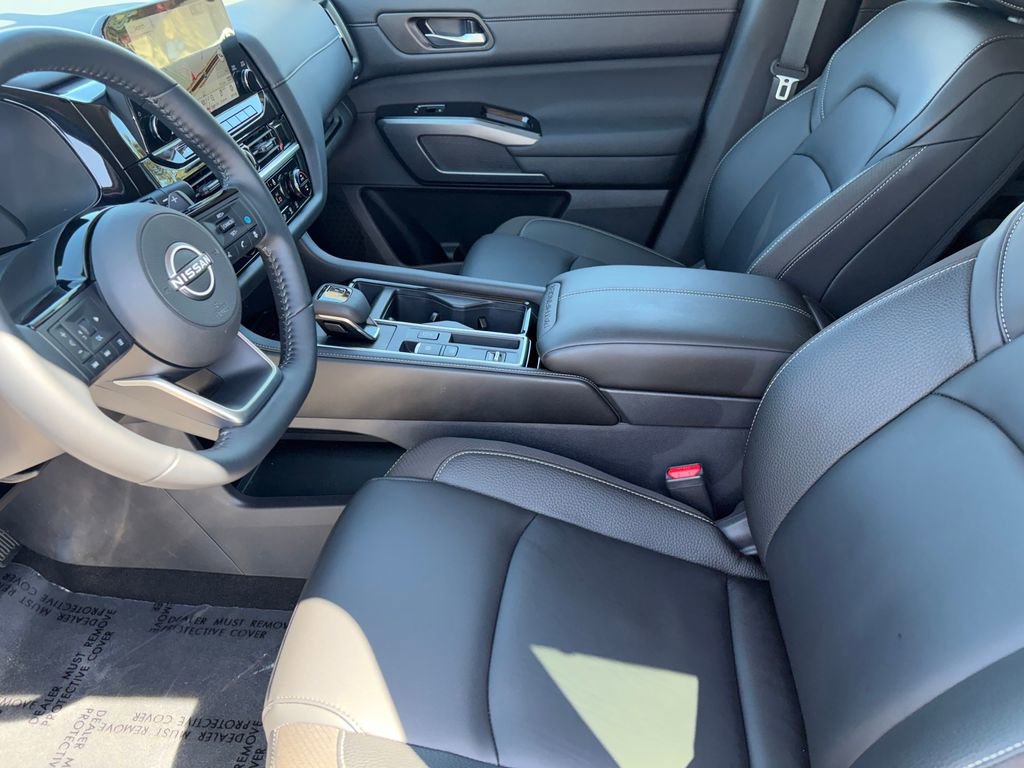 Used 2025 Nissan Pathfinder SL FWD image 9