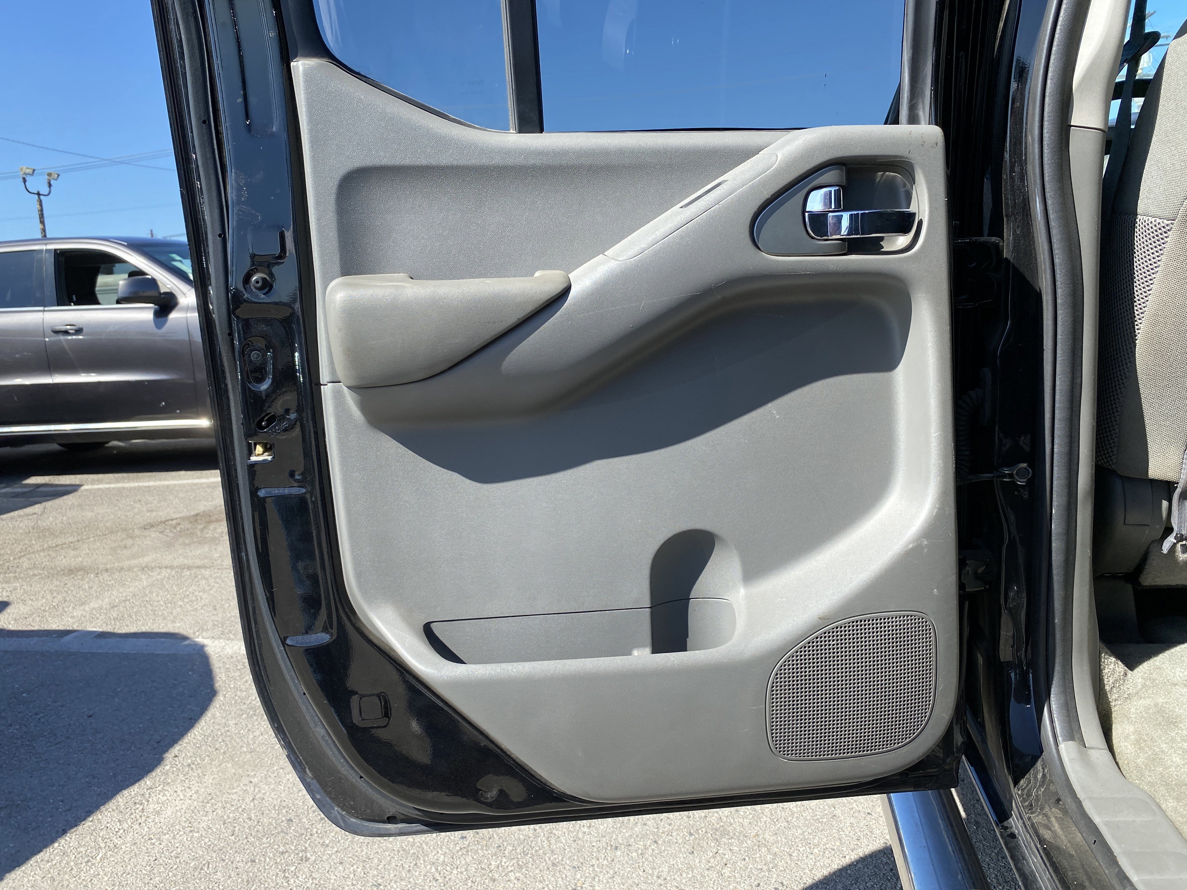 Used 2018 Nissan Frontier SV image 16