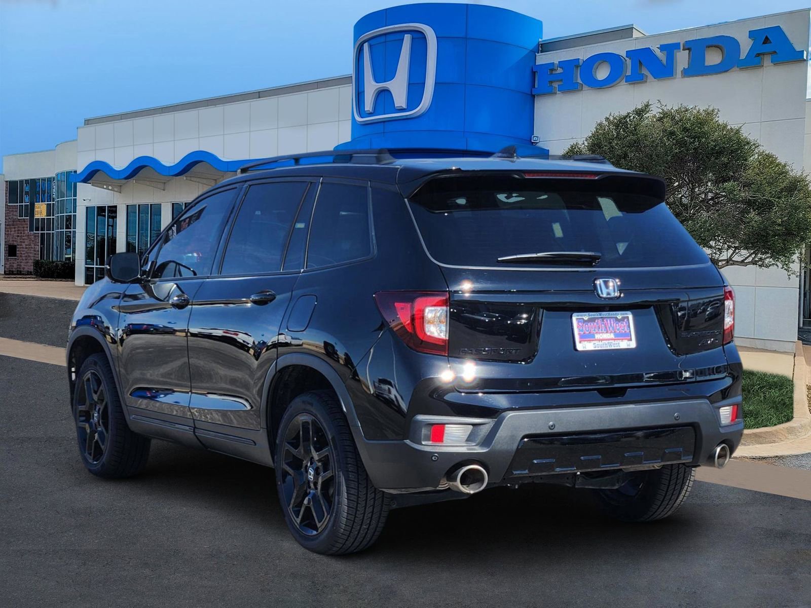 Used 2024 Honda Passport Black Edition image 4