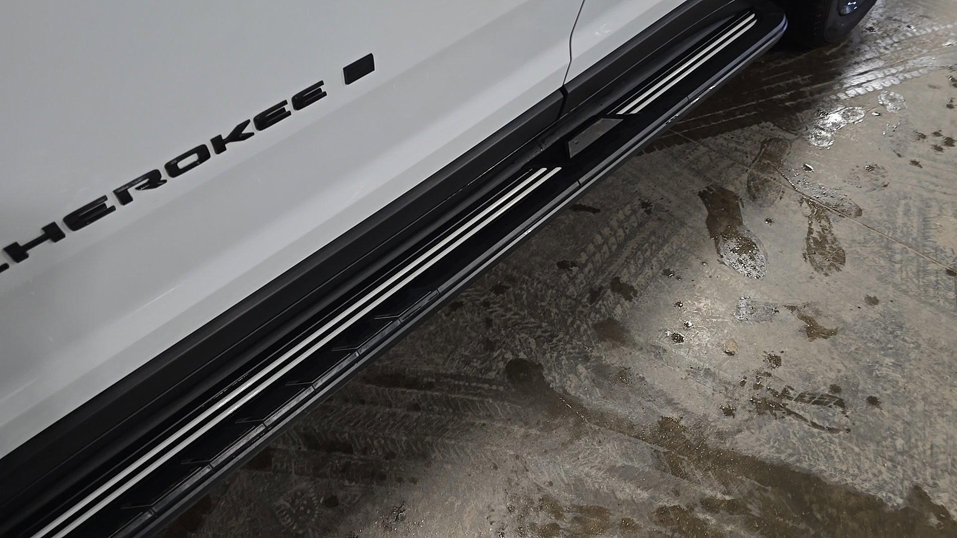 Used 2025 Jeep Grand Cherokee L Limited w/ Black Appearance Package image 7