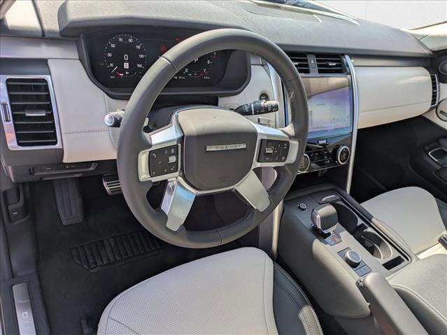 New 2025 Land Rover Discovery Dynamic SE image 3
