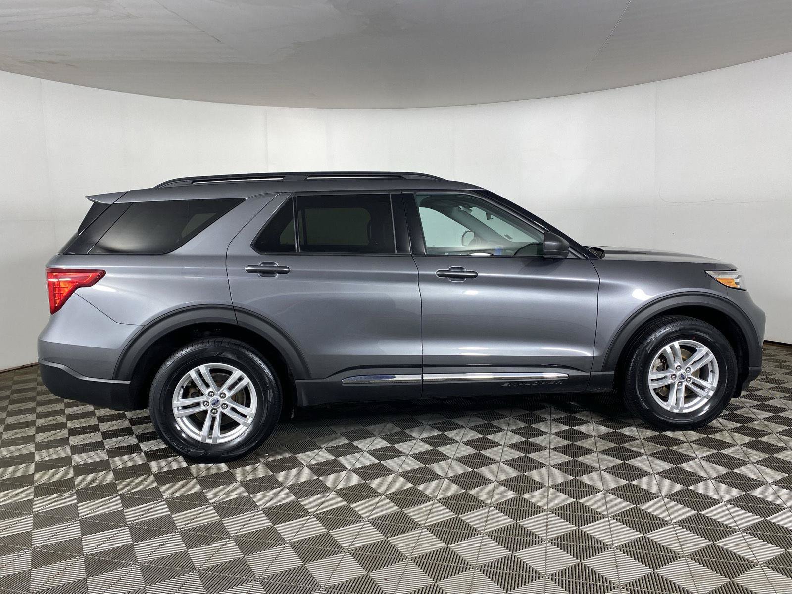 Used 2024 Ford Explorer XLT AWD/4WD image 8