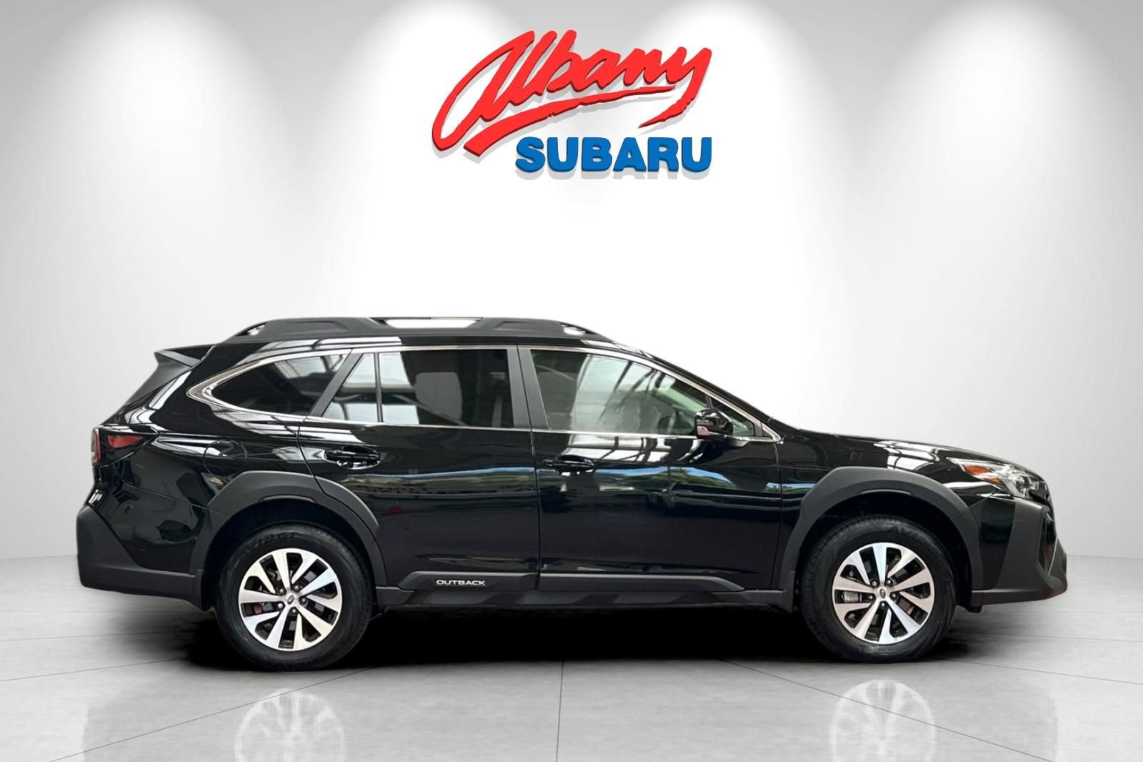 Used 2025 Subaru Outback Premium image 3
