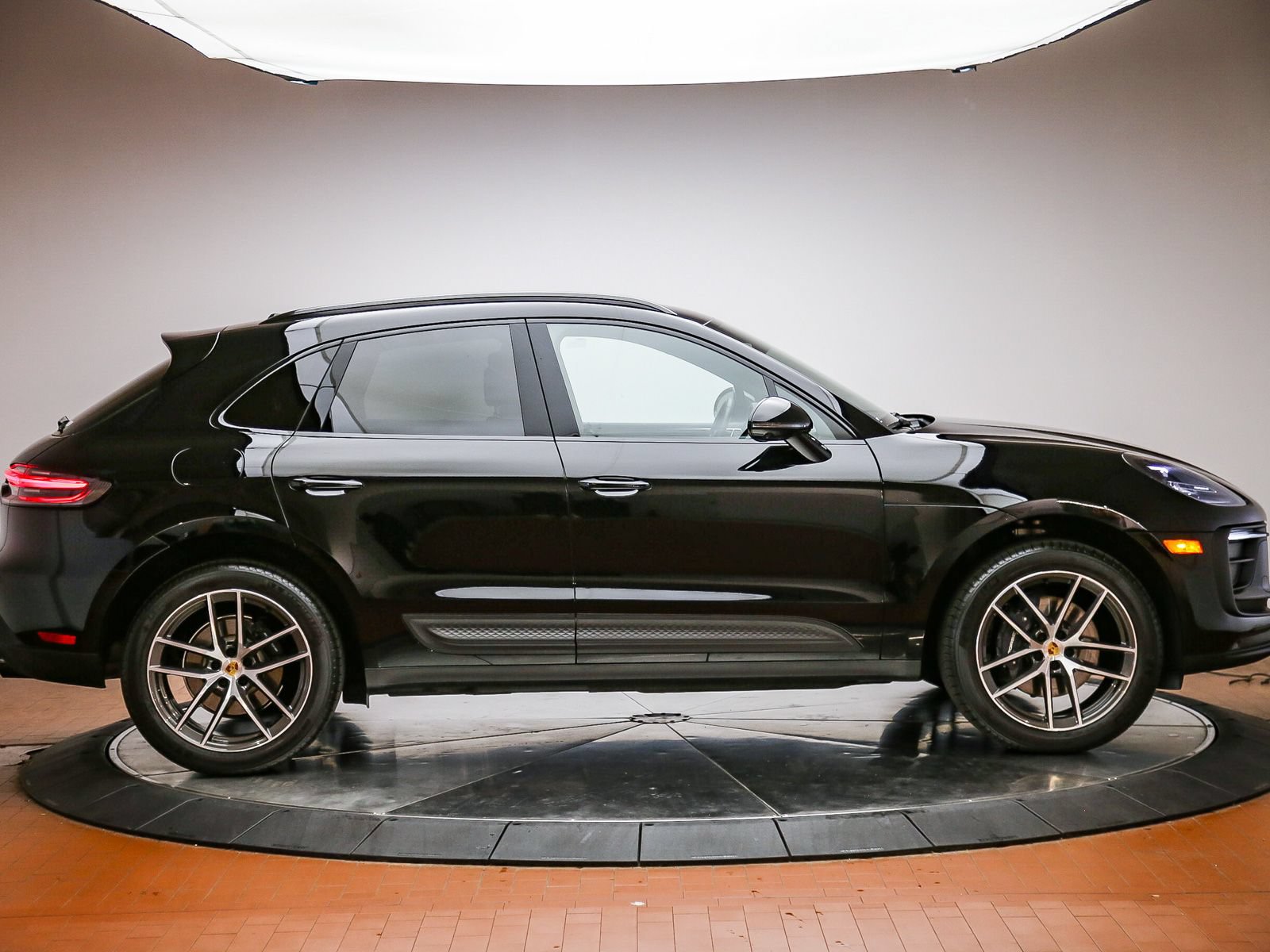 Certified 2026 Porsche Macan AWD/4WD image 8