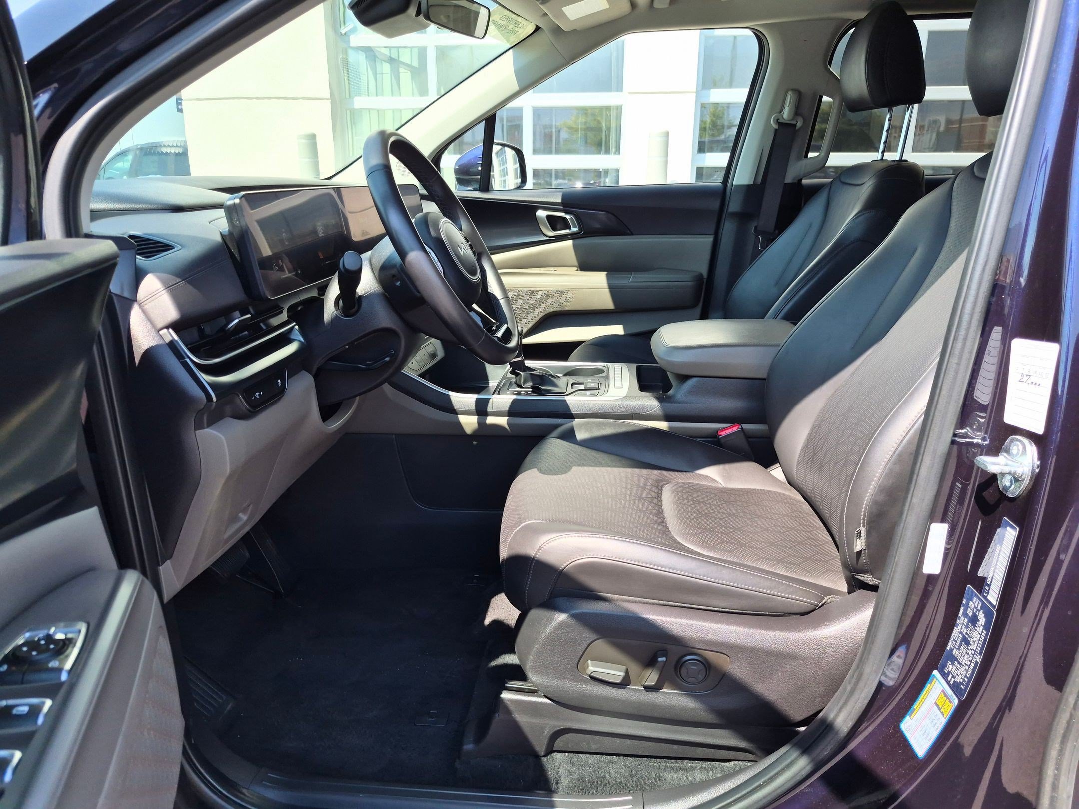 Used 2025 Kia Carnival FWD image 18
