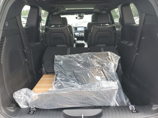 New 2027 Chrysler Pacifica Limited w/ Family Tech Group AWD/4WD image 8