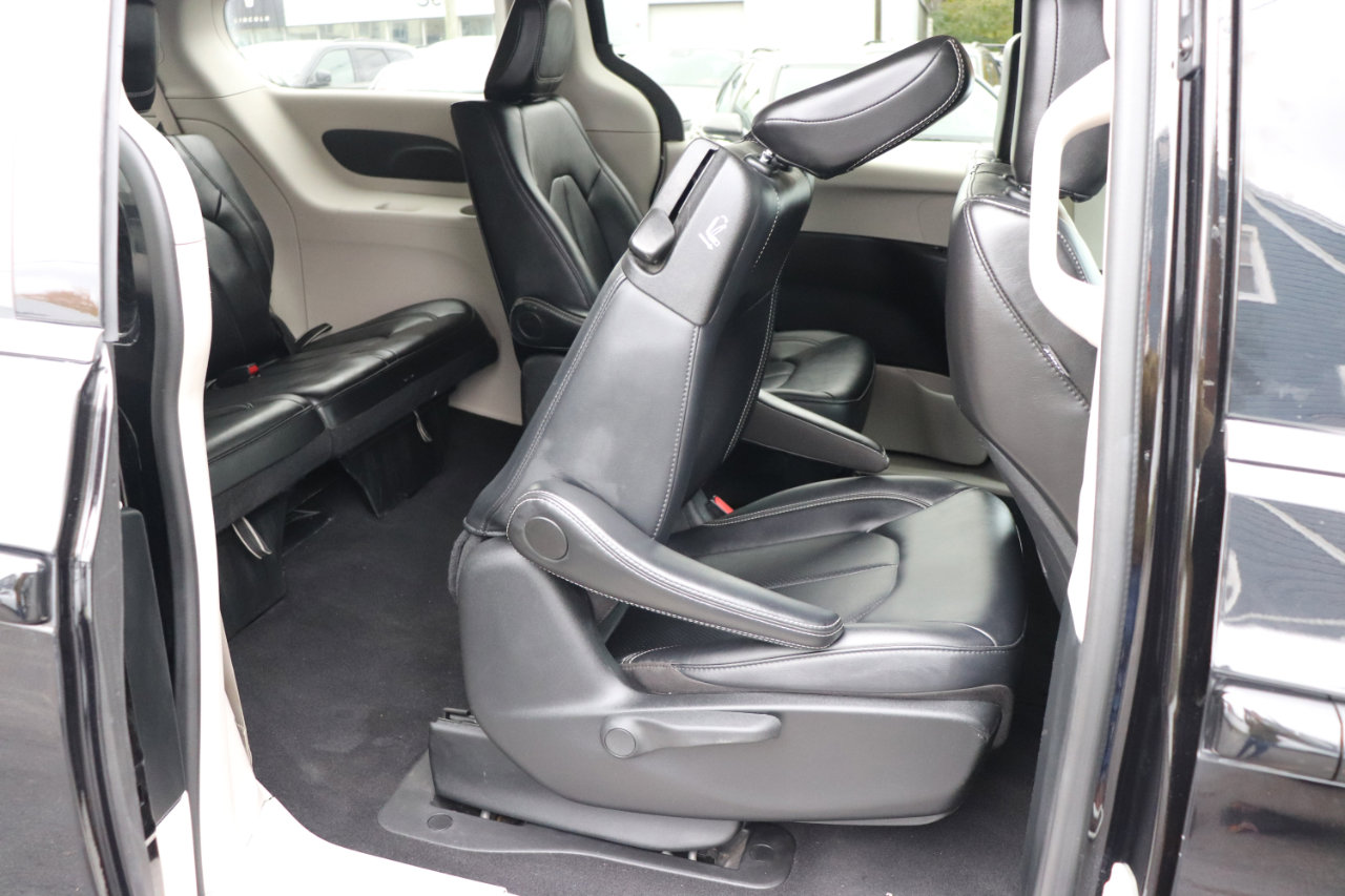 Used 2024 Chrysler Pacifica Limited image 29