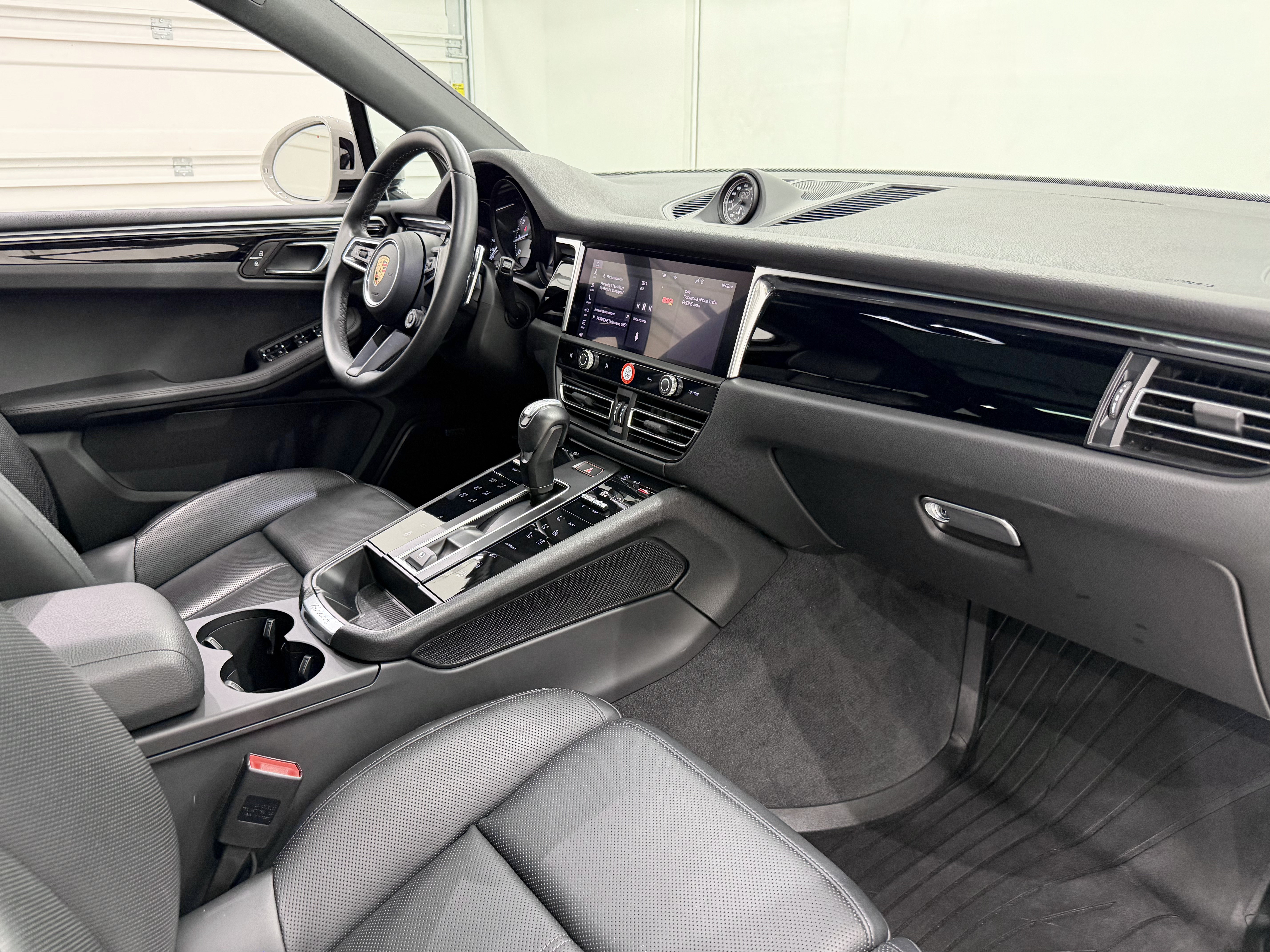 Certified 2023 Porsche Macan S AWD/4WD image 24