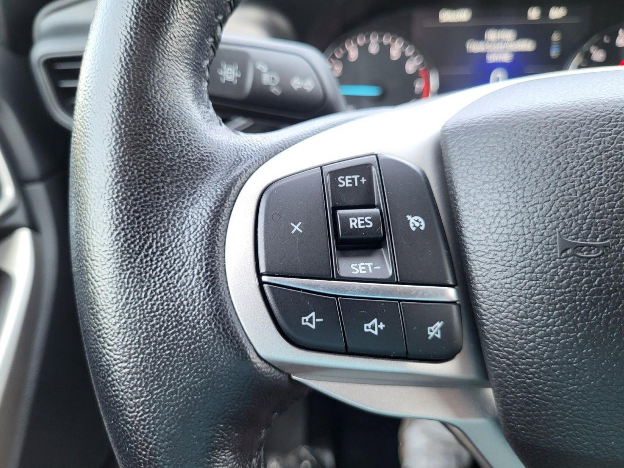 Used 2023 Ford Explorer XLT AWD/4WD image 21