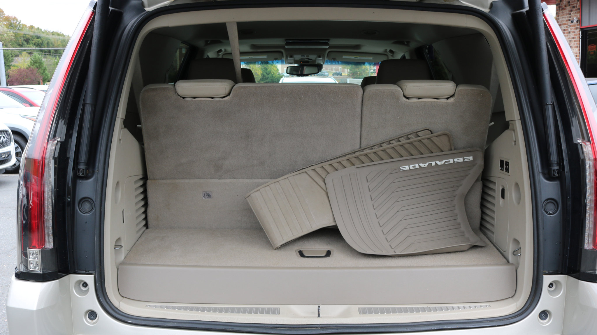 Used 2015 Cadillac Escalade Luxury image 27