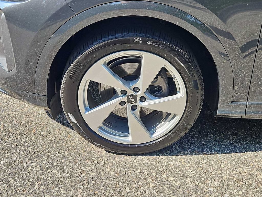 Certified 2025 Audi Q5 Prestige AWD/4WD image 2