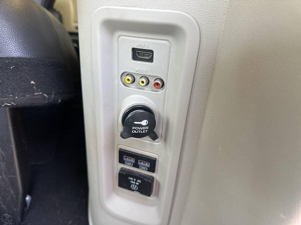 Used 2015 Chrysler Town & Country Touring FWD image 9