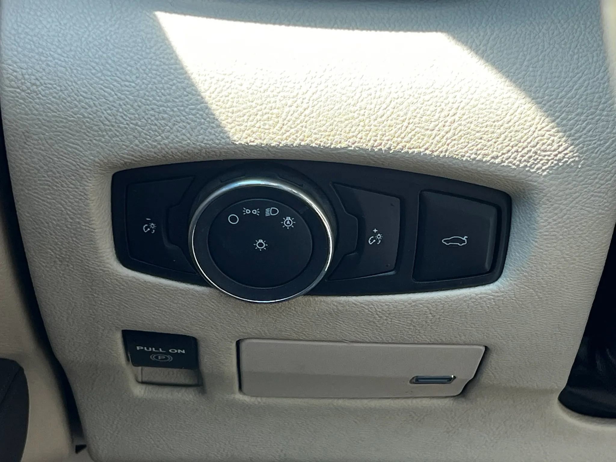 Used 2017 Lincoln Continental Reserve w/ Technology Package FWD image 22