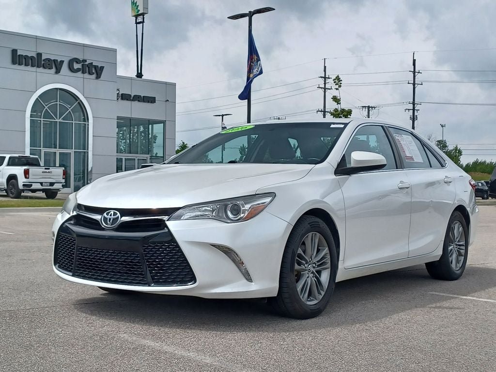 Used 2016 Toyota Camry SE w/ Moonroof Package FWD image 2