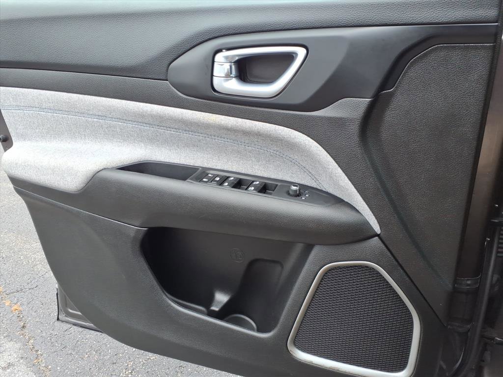 Used 2024 Jeep Compass Latitude image 14