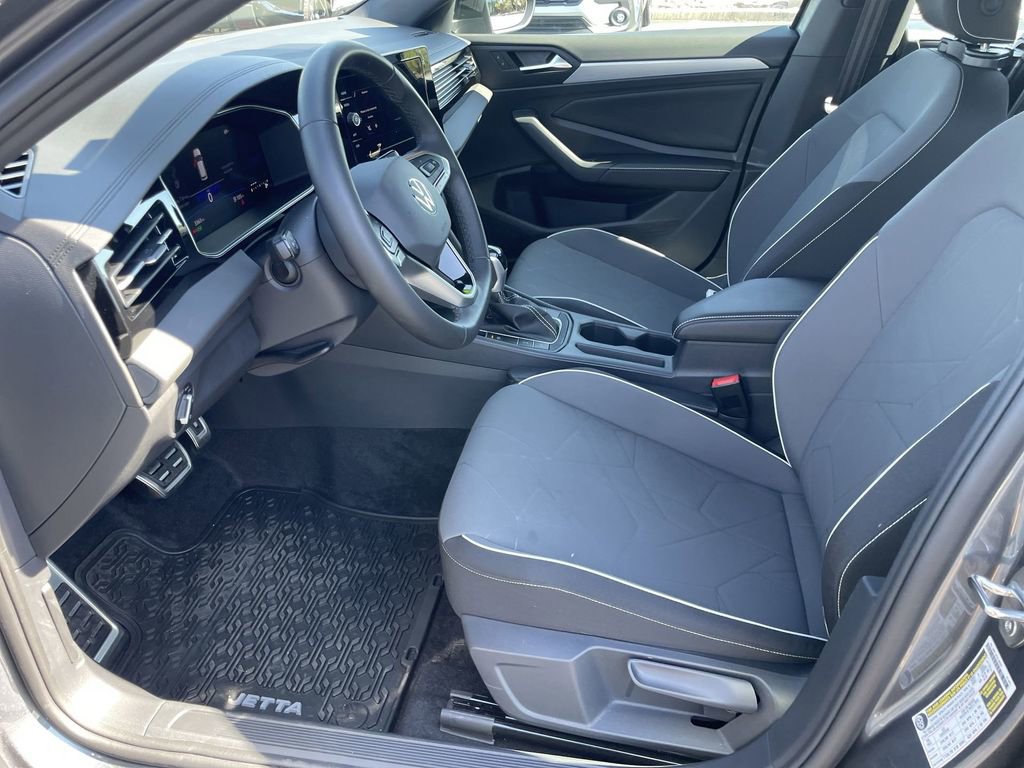 Used 2025 Volkswagen Jetta Sport image 9